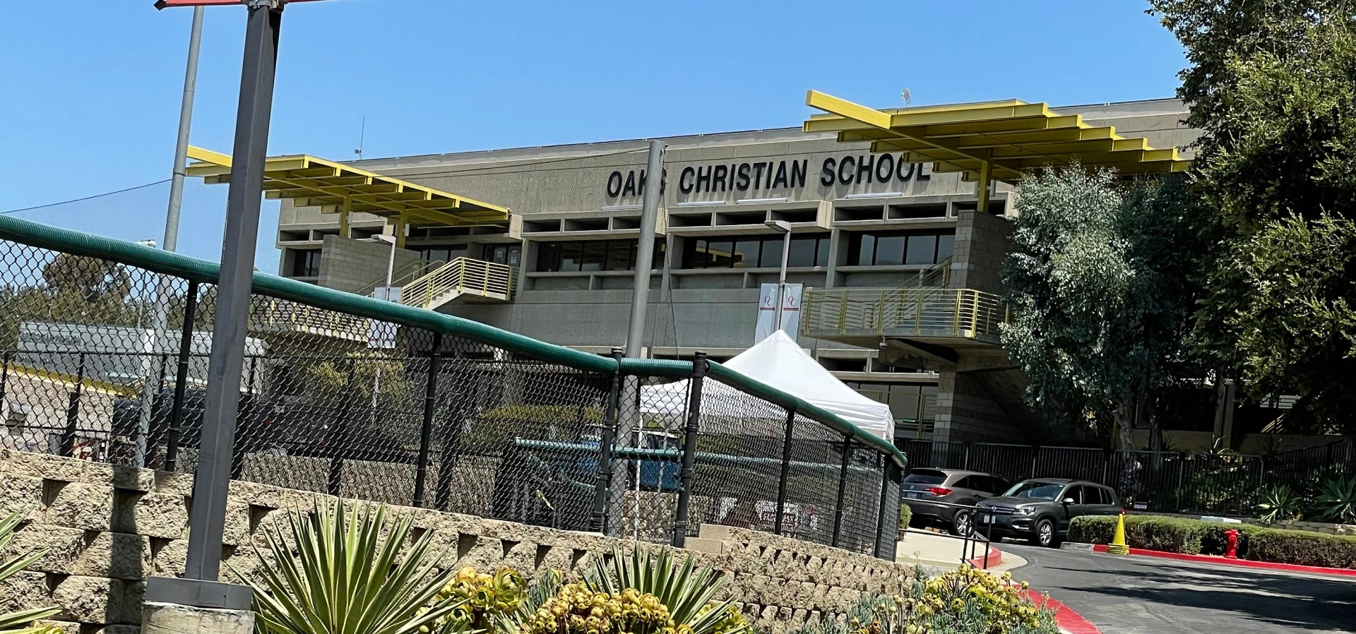 Building exterior labeled Oak Christian School.